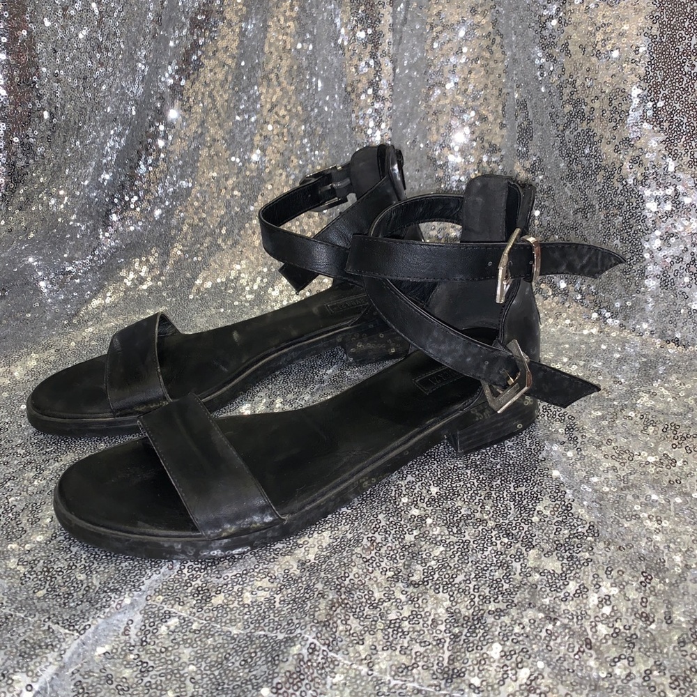 BLACK BUCKLE STRAPPY SANDALS